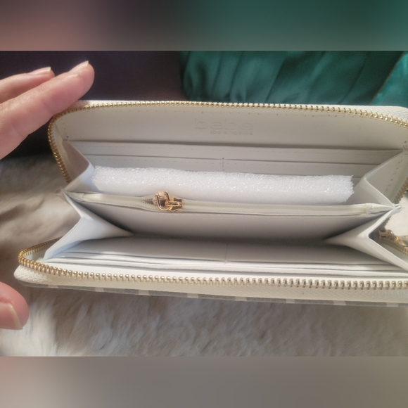 NWT bebe White/Gray with Gold Hardware. Moana Wallet - Picture 4 of 6